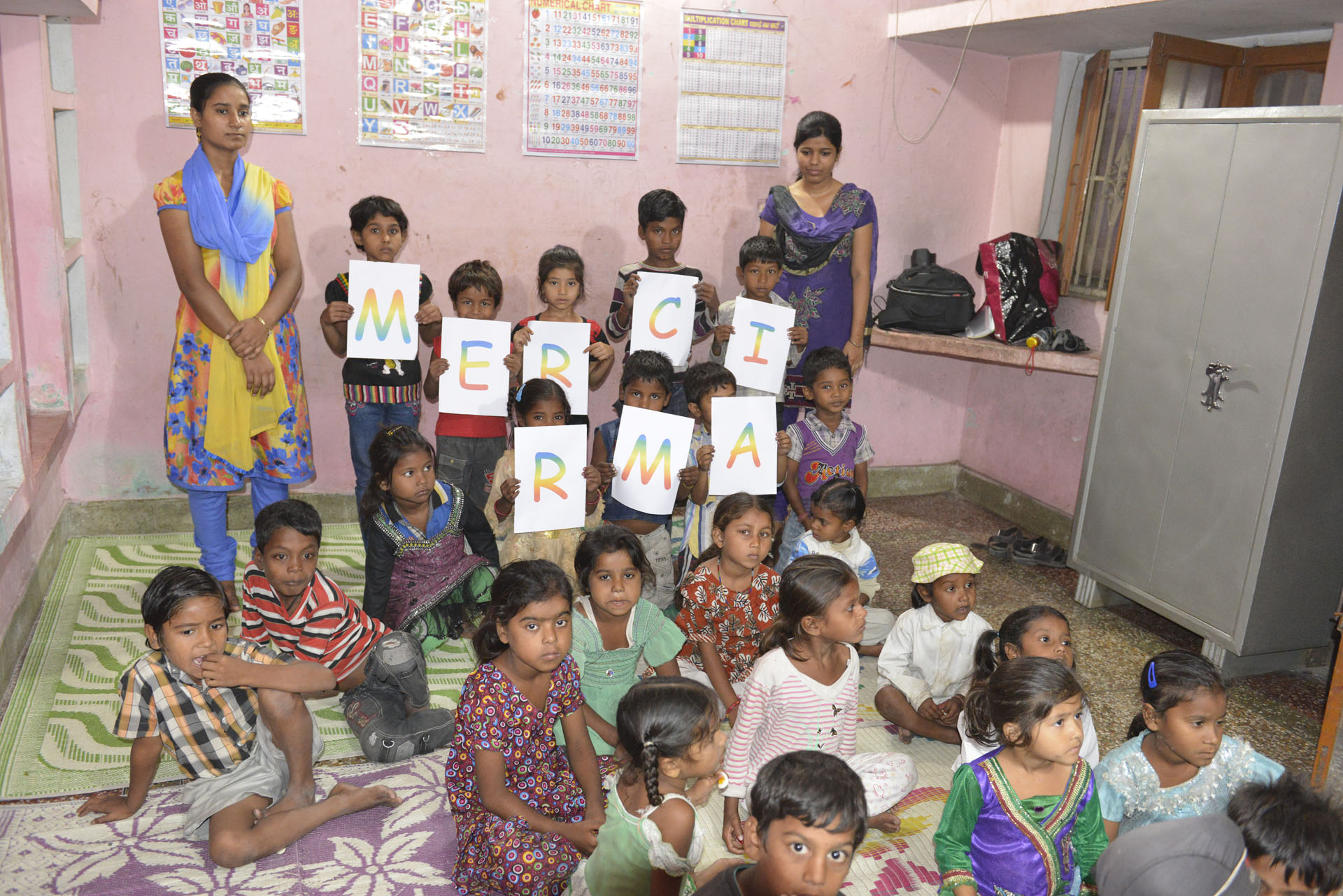 Chargement de fournitures scolaires dans un conteneur humanitaire par RMA Transports