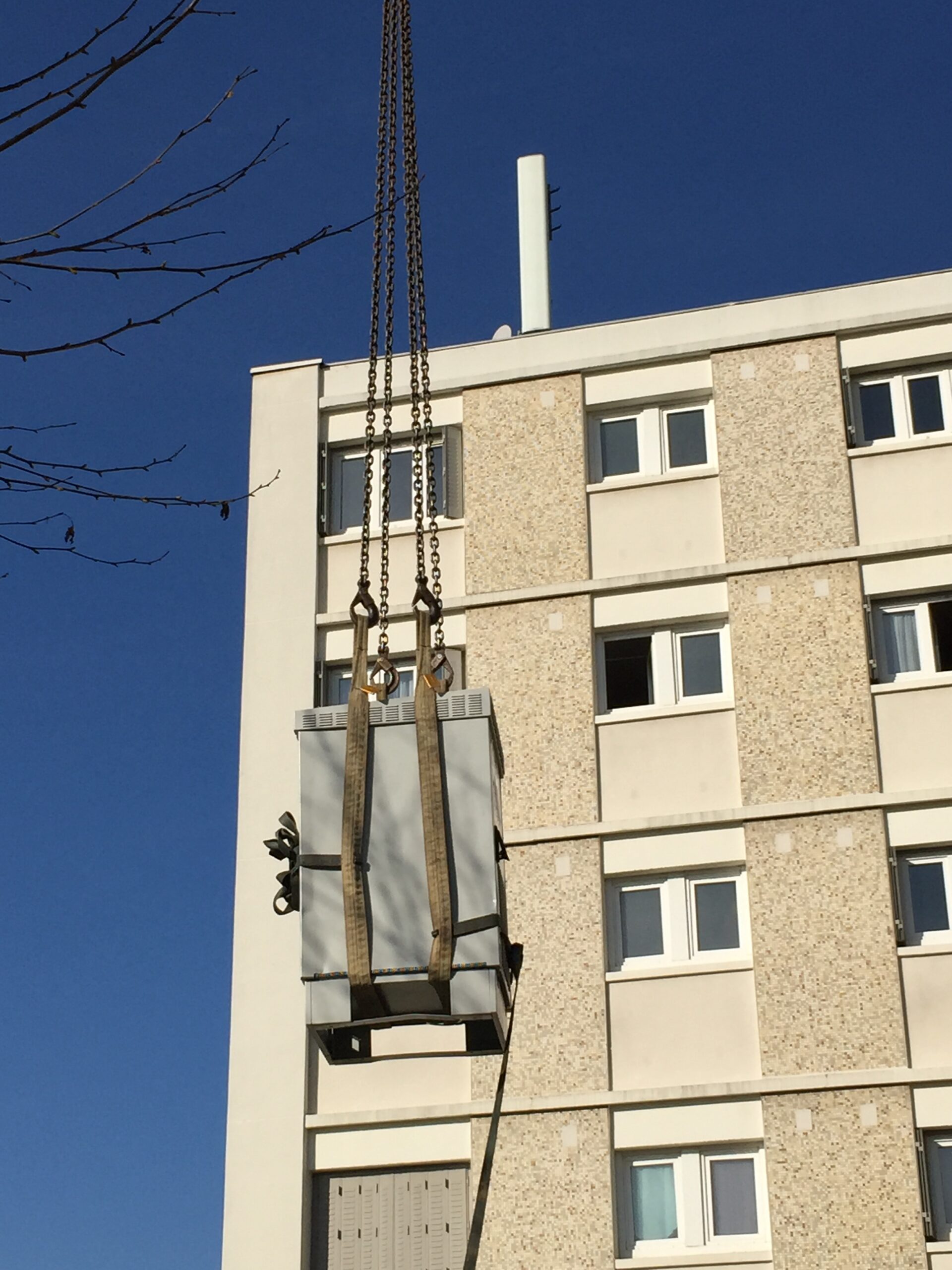 Manutention de matériel technique par RMA Transports