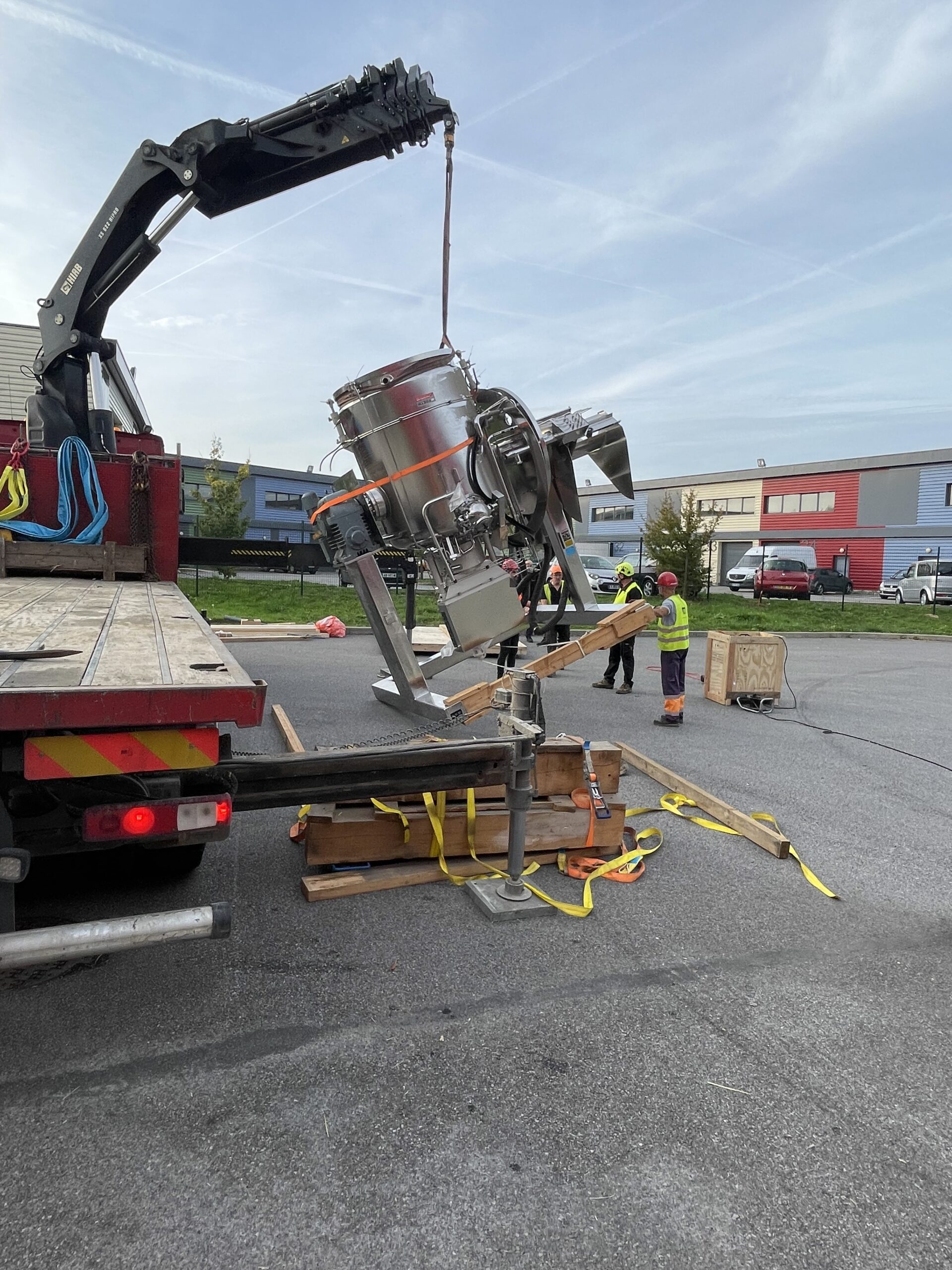 Manutention d’un extracteur de vanille avec un bras de grue
