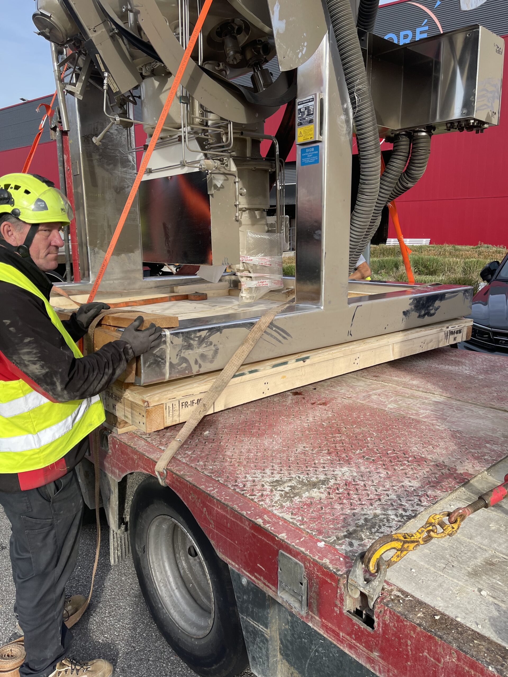 Transport d’un extracteur de vanille sur une remorque plateau